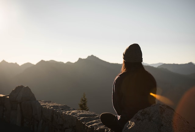 desconexion en la naturaleza mujer haciendo meditacion mindfulness en la montaña