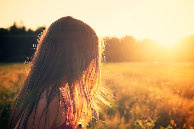 Mujer armonía naturaleza Mujer a contra luz en la naturaleza